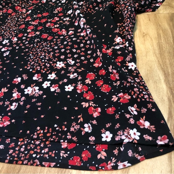 Lane Bryant Black Red Floral Lightweight Short Sleeve Top Womens Plus Size 26 - Picture 2 of 8